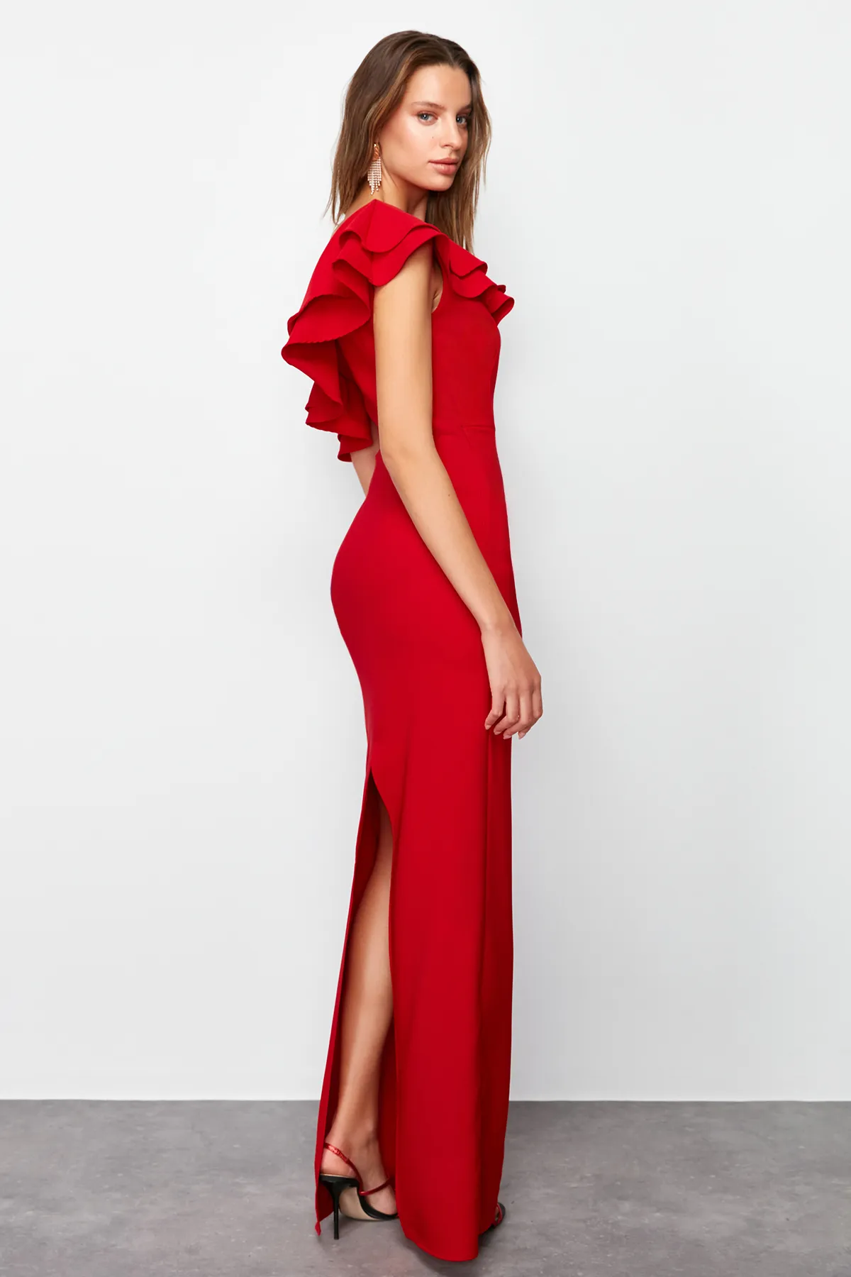Trendyol Collection  Rotes Volant-detailliertes, gewebtes, elegantes Abendkleid TPRSS24AE00066