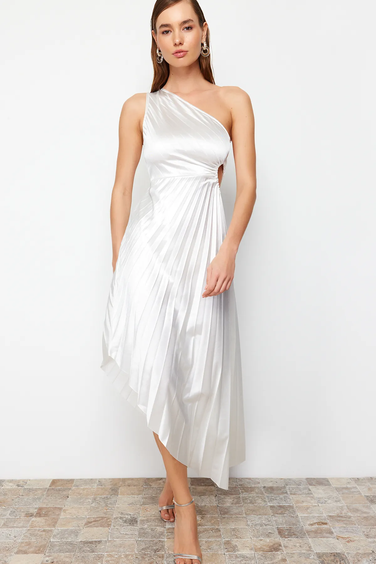 Trendyol Collection  Ecru Asymmetrisches Strick-Faltendetailliertes Satin-Elegantes Abendkleid TPRSS23EL00557