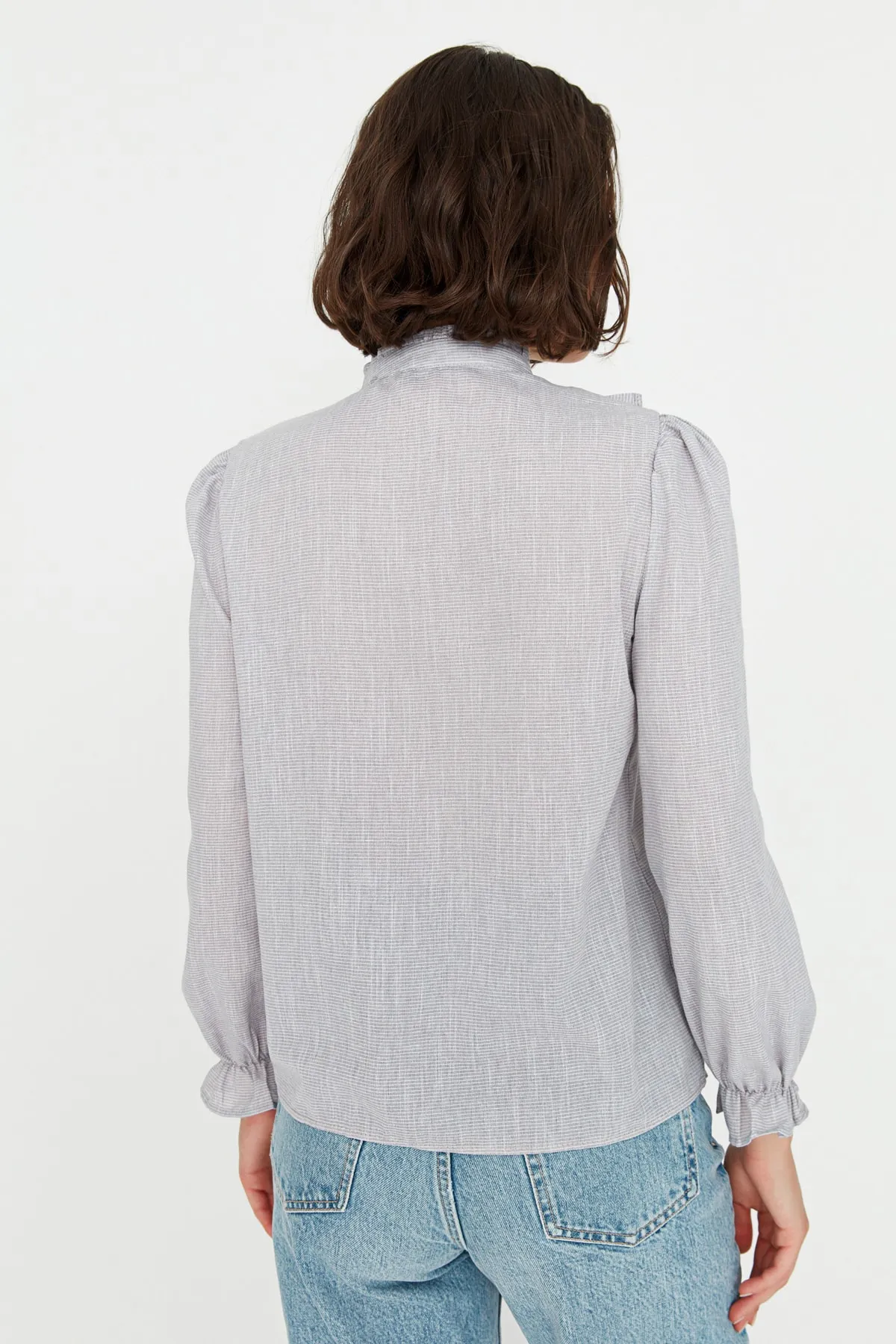 Trendyol Collection  Graue, gerüschte Webbluse TWOSS21BZ0325