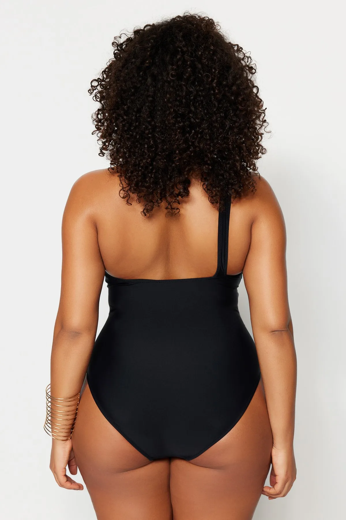 Trendyol Curve  Schwarzer Badeanzug mit One-Shoulder-Streifen und detailliertem Schlankheitseffekt TBSSS23AM00001