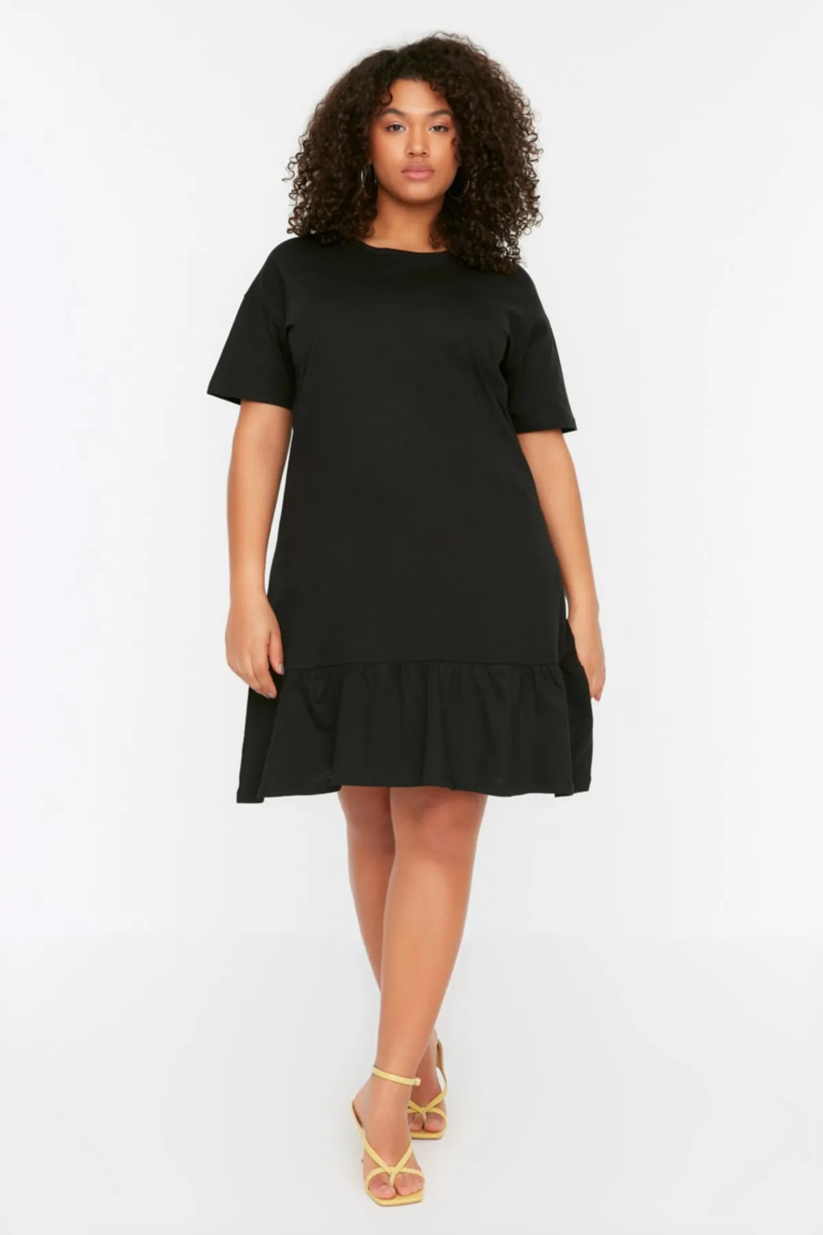 Trendyol Curve  Schwarzes gestricktes T-Shirt-Kleid mit Volants TBSSS22EL2621