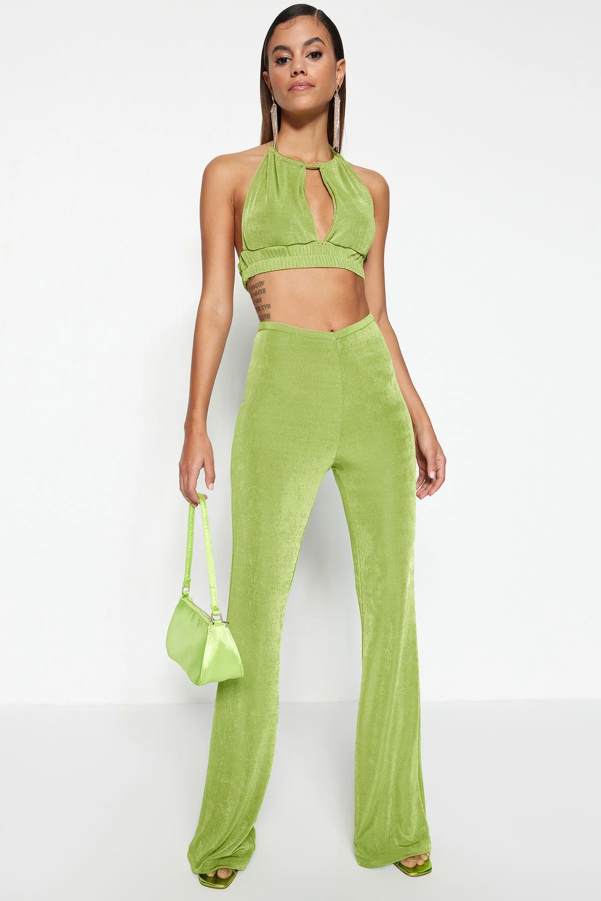 Trendyol Collection  Ölgrüne glänzende Strickhose TPRSS23PL00012