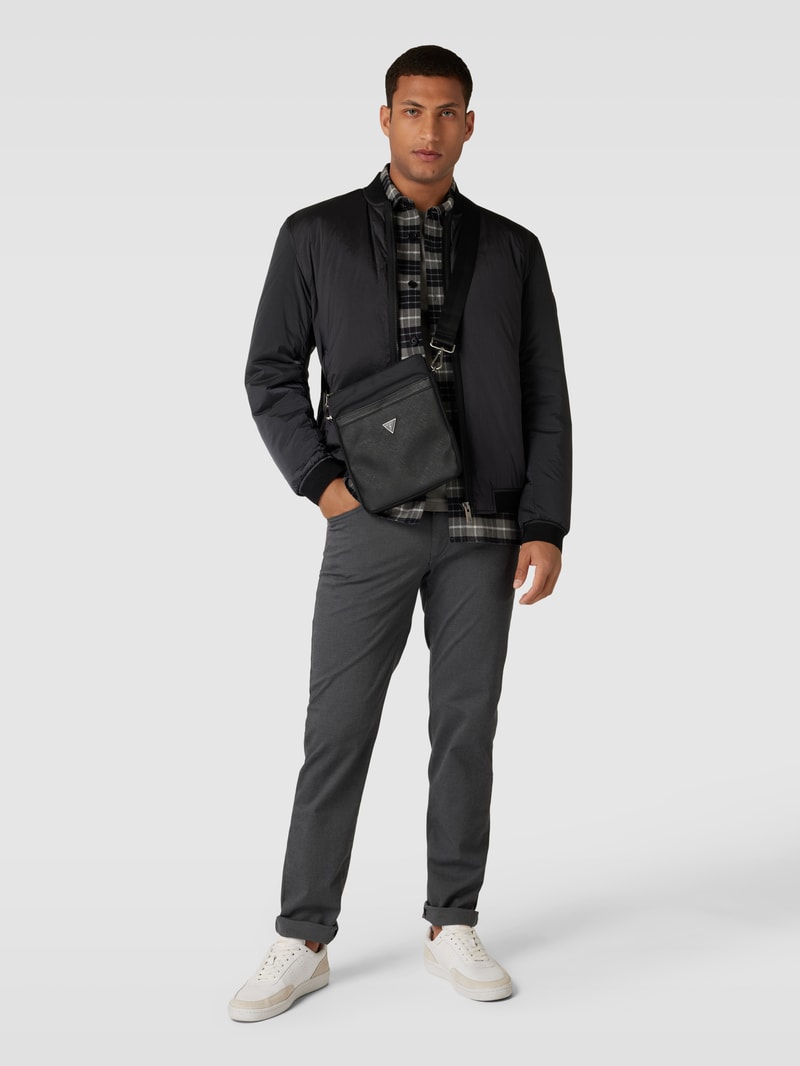 Umhängetasche mit Label-Applikation in schwarz