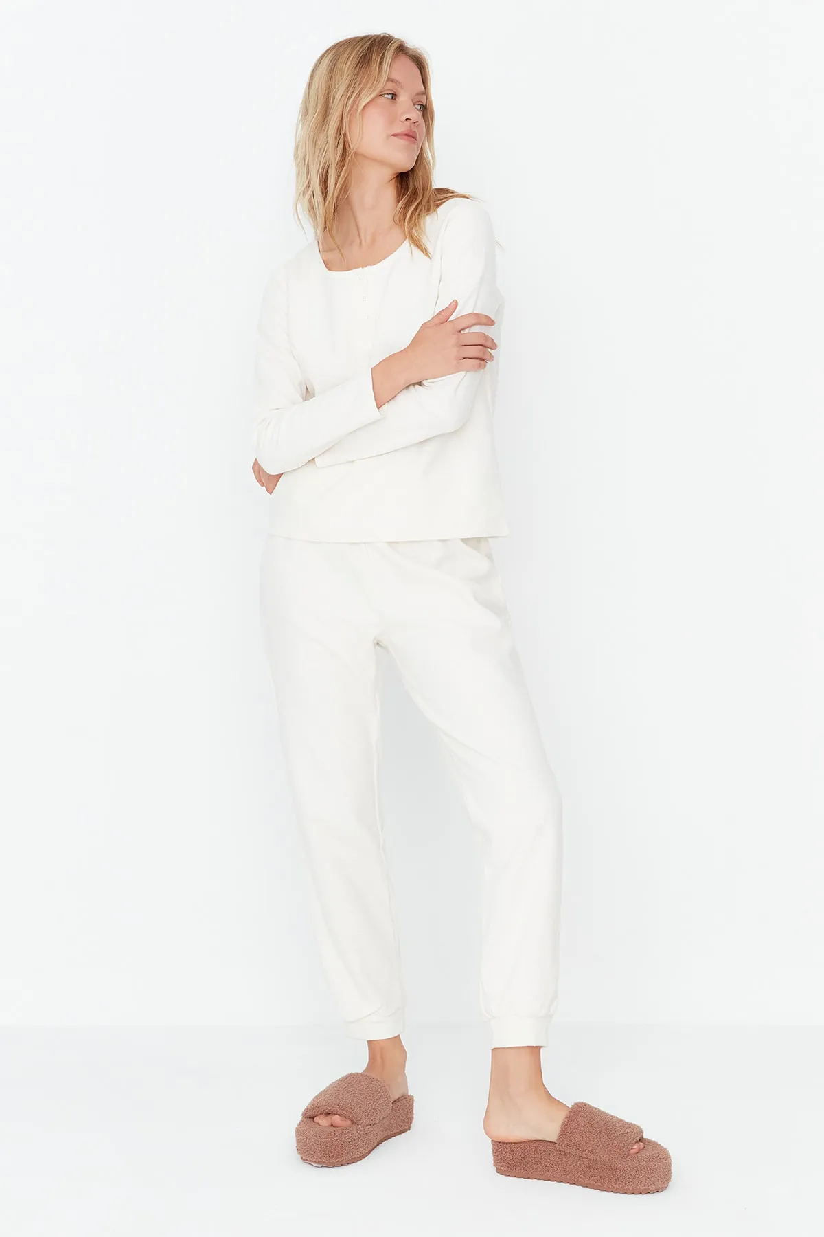 Trendyol Collection  Ecrufarbenes Thessaloniki-Pyjama-Set aus Strick mit Knopfdetail THMAW23PT00020