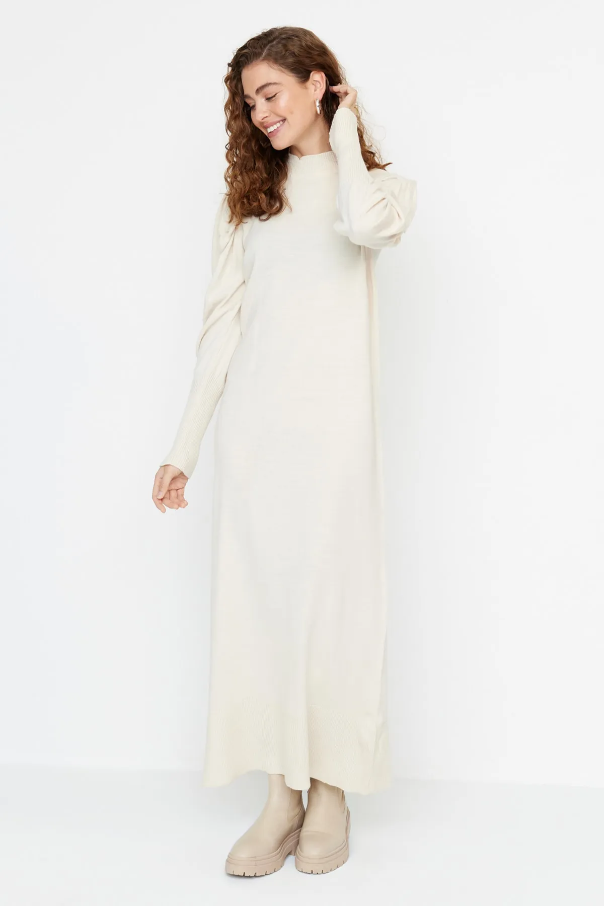 Trendyol Modest  Steinfarbenes Strickkleid mit Rundhalsausschnitt und gerafften Schultern TCTAW23EB00047