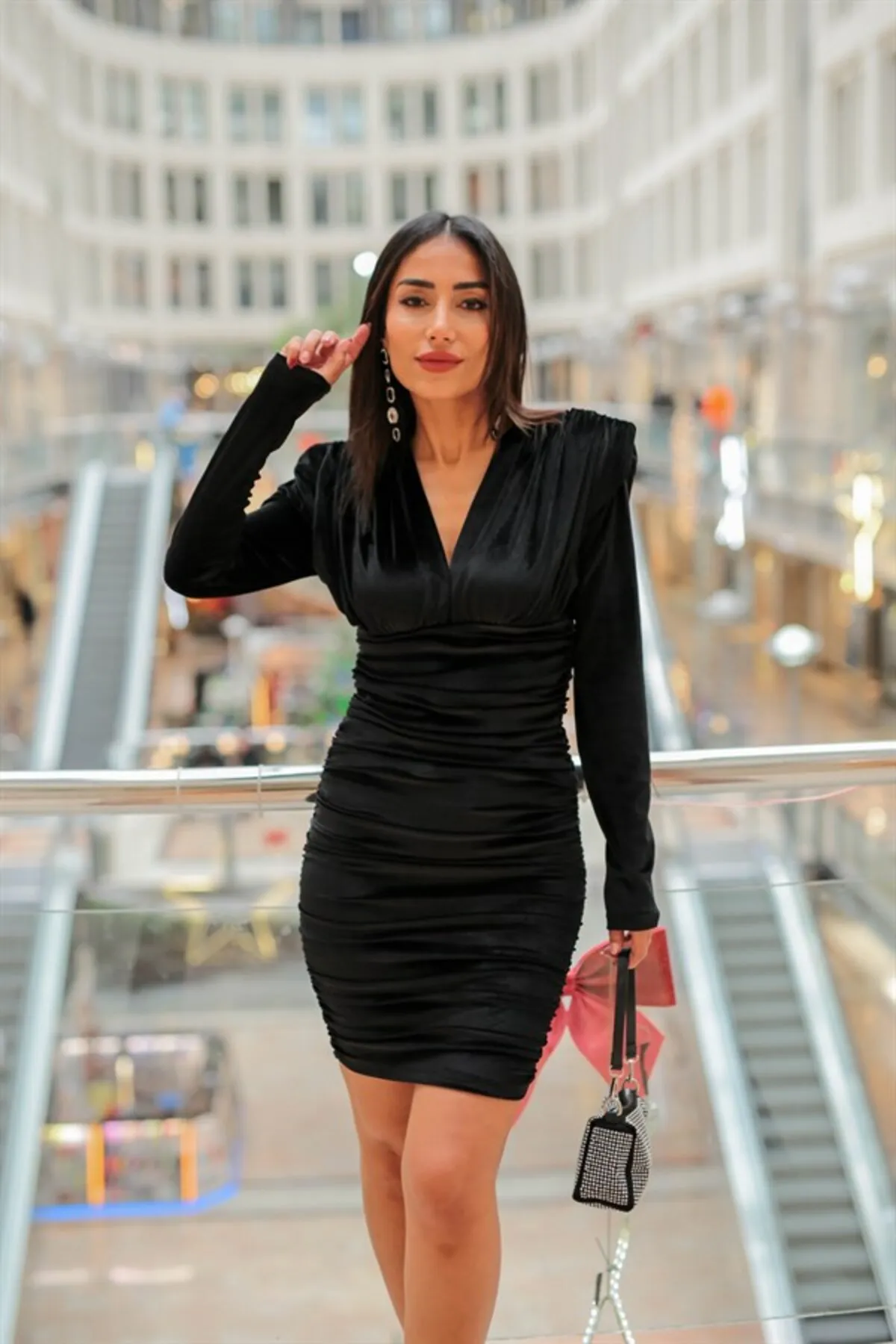 Laluvia  Schwarze Schulterpolster, V-Ausschnitt, geraffte Seiten, verstellbare Länge, stilvolles Samtkleid