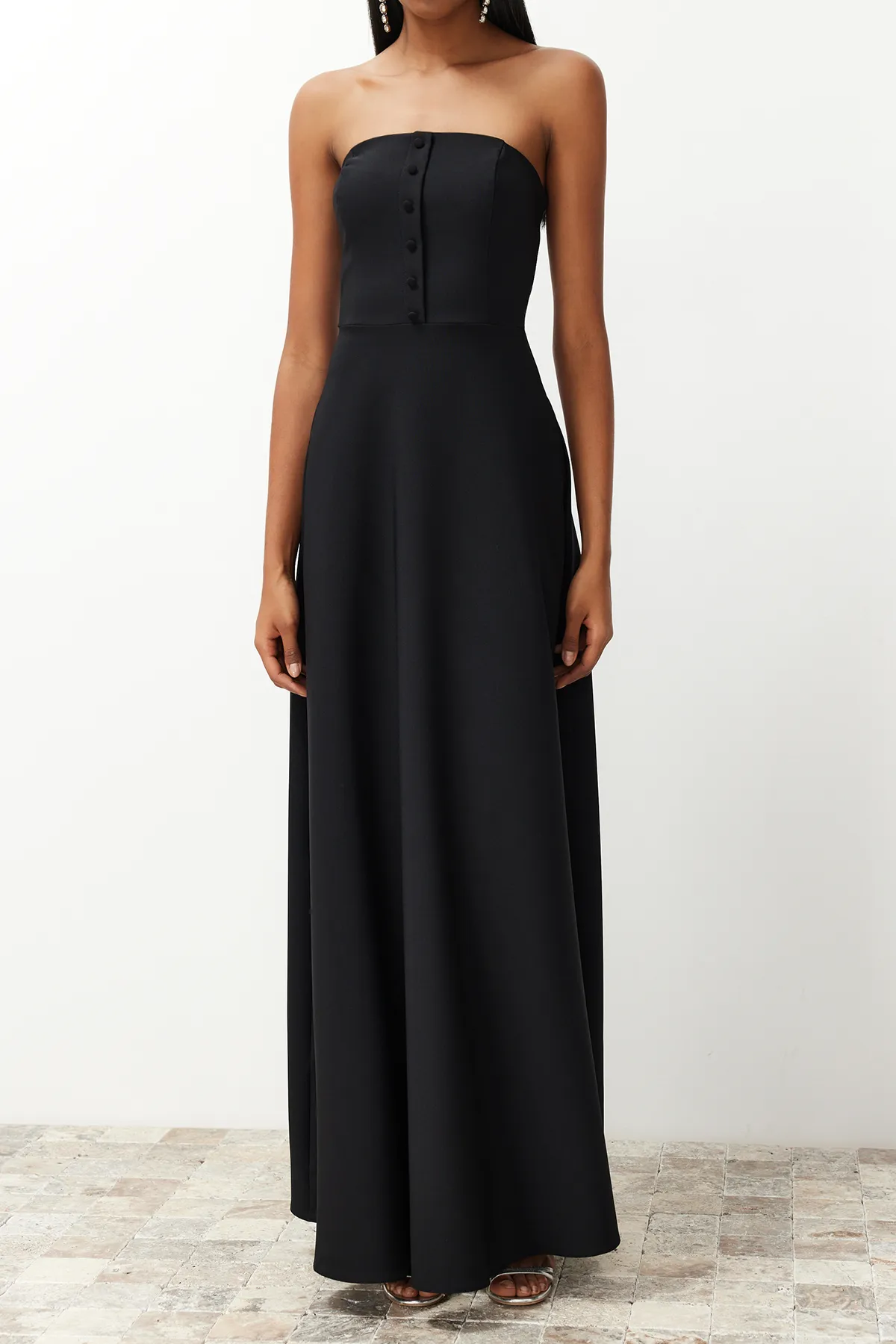 Trendyol Collection  Schwarzes, geknöpftes, langes Abendkleid aus Webstoff TPRSS24AE00095
