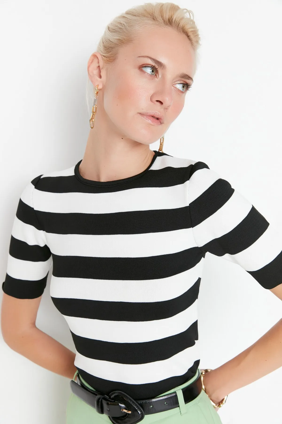 Trendyol Collection  Schwarze Strickbluse mit Farbblockdesign TWOAW23BZ00015
