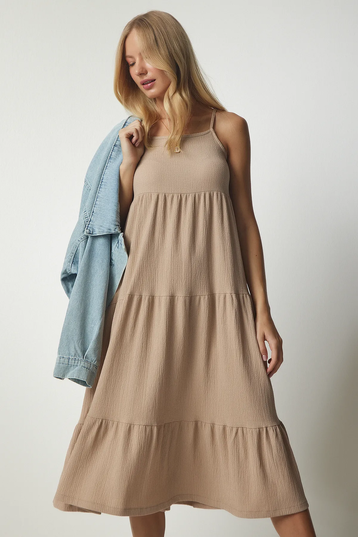Happiness İstanbul  Damen-Sommerstrickkleid mit offenem Keksträger und Volants UB00077