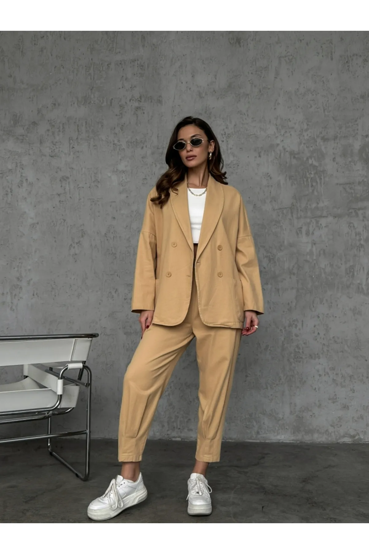 Elif Özbey Butik  Übergroße Jacke und Hose aus Gabardine in Kamel