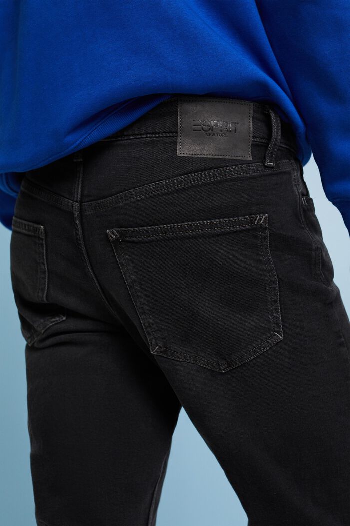 Gerade, konische Jeans mit mittelhohem Bund