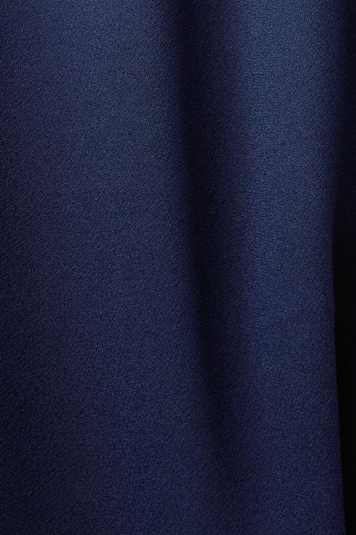 Crêpe-Kleid mit Laser-Cut-Details