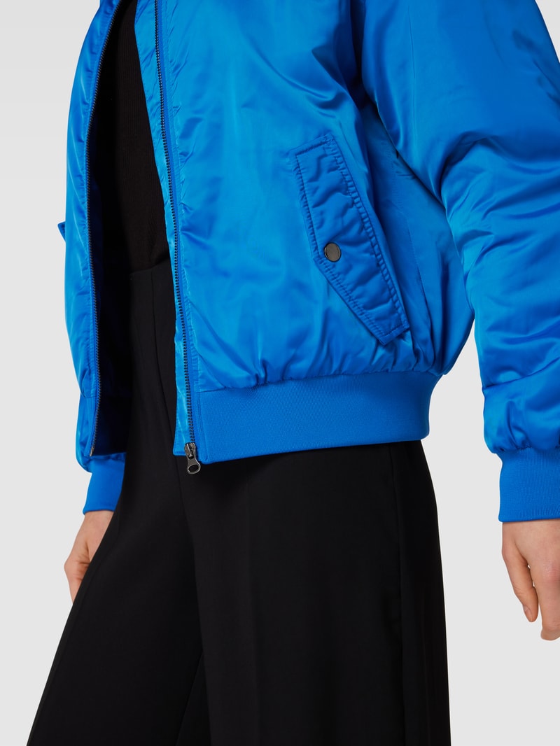 Blouson mit seitlichen Eingrifftaschen in blau