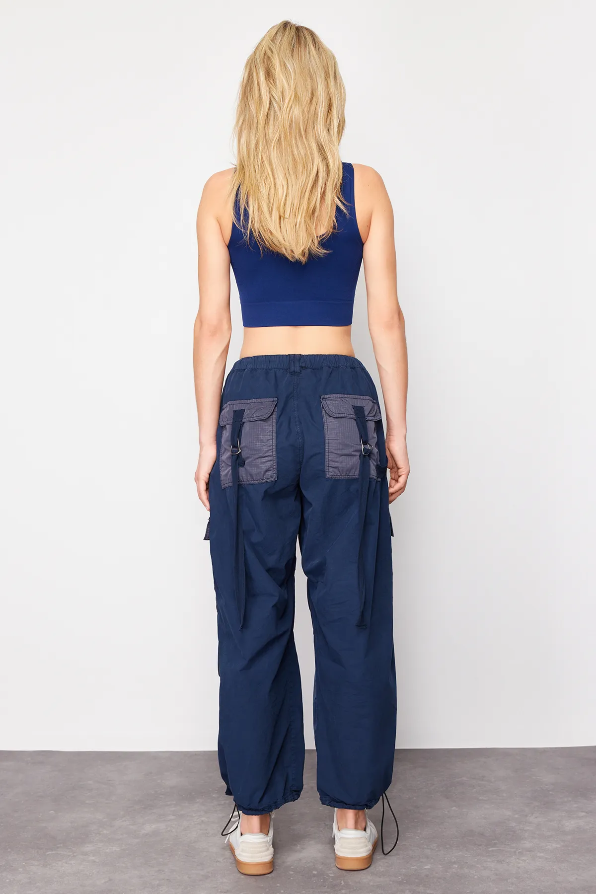 Trendyol Collection  Marineblaue Cargo-Taschen-Jogging-Jeans mit normaler Taille TWOAW24JE00216