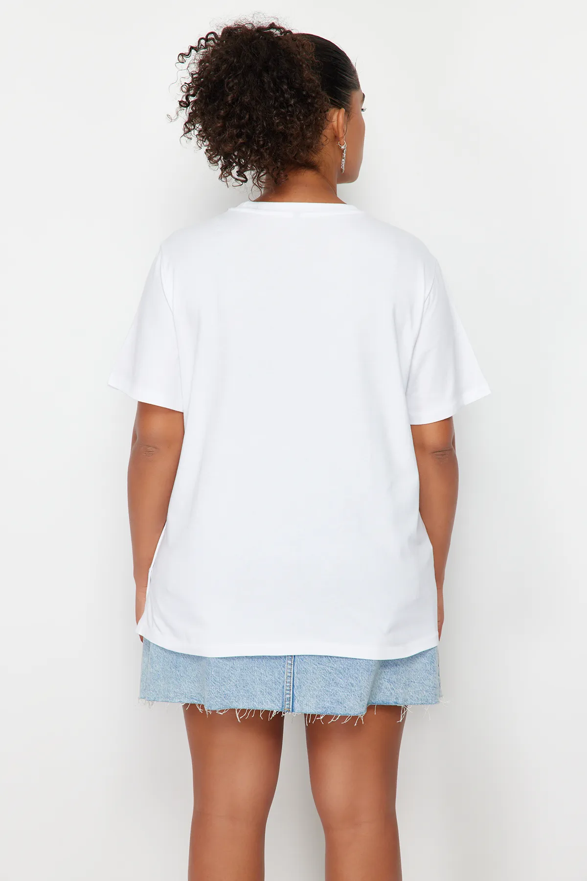 Trendyol Curve  Weißes Strick-T-Shirt mit Knopfdetail TBBSS24BF00000