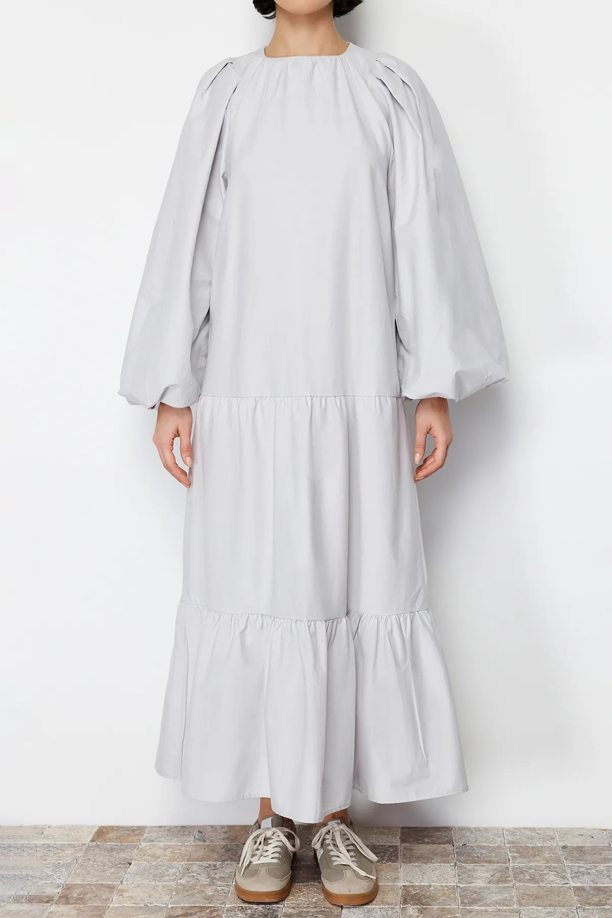 Trendyol Modest  Juwelenbesetztes Kleid mit Ballonärmeln und mehrlagigem Baumwollgewebe TCTSS24EB00070
