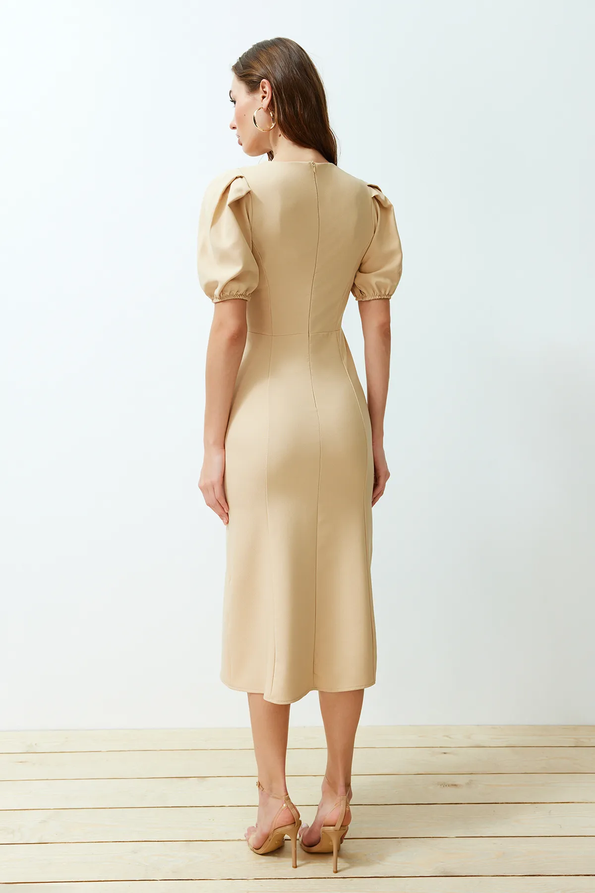 Trendyol Collection  Stone Body Wrap Midi-Kleid mit gewebten Ballonärmeln TWOSS24EL00502