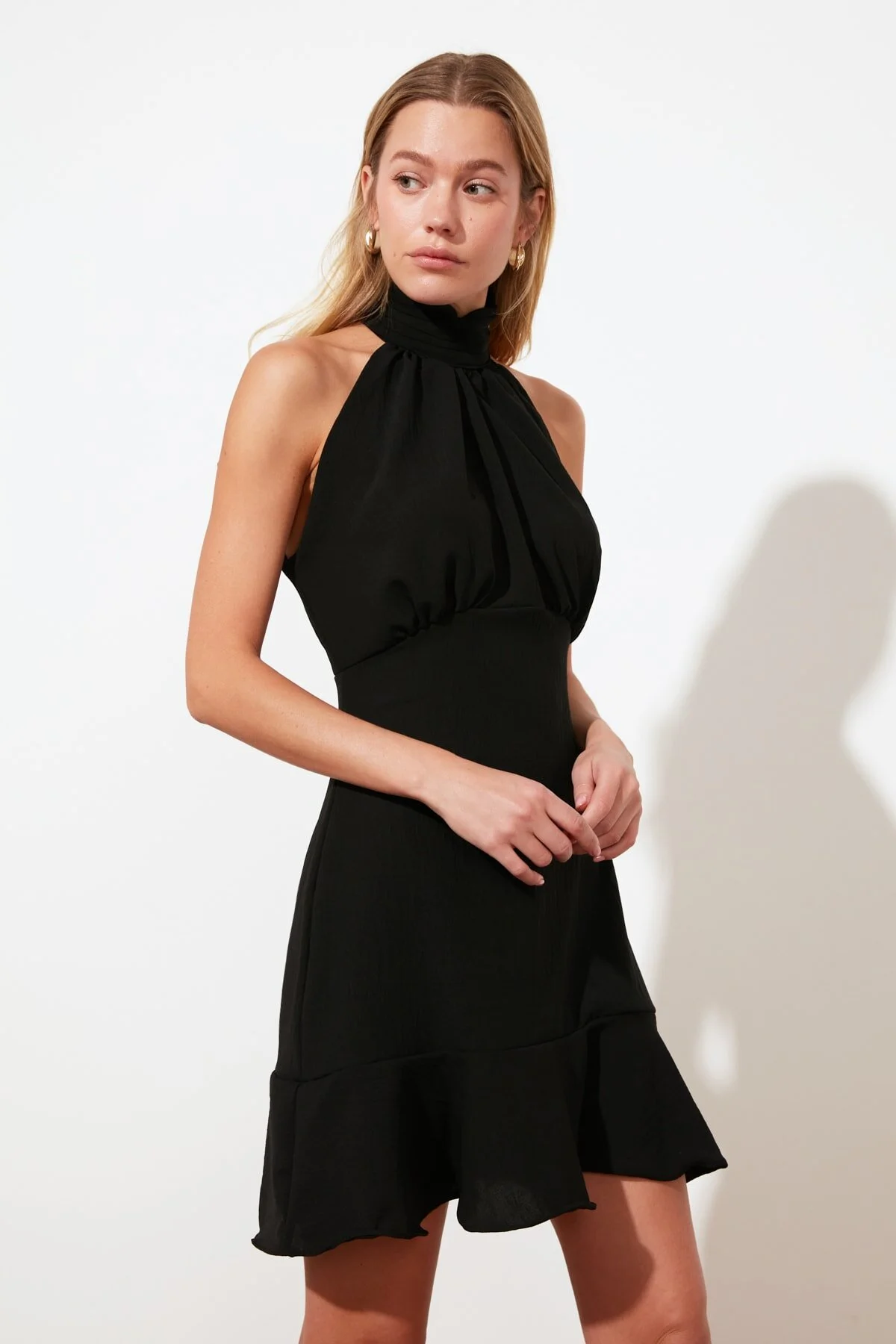 Trendyol Collection  Schwarzer Skaterrock mit Neckholder und gewebtem Kleid TWOSS21EL1538