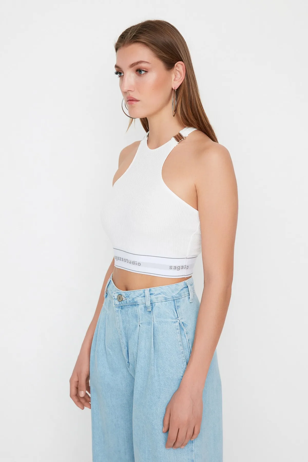 Trendyol Collection  Sagaza Studio, weißes Bustier mit Accessoire-Detail