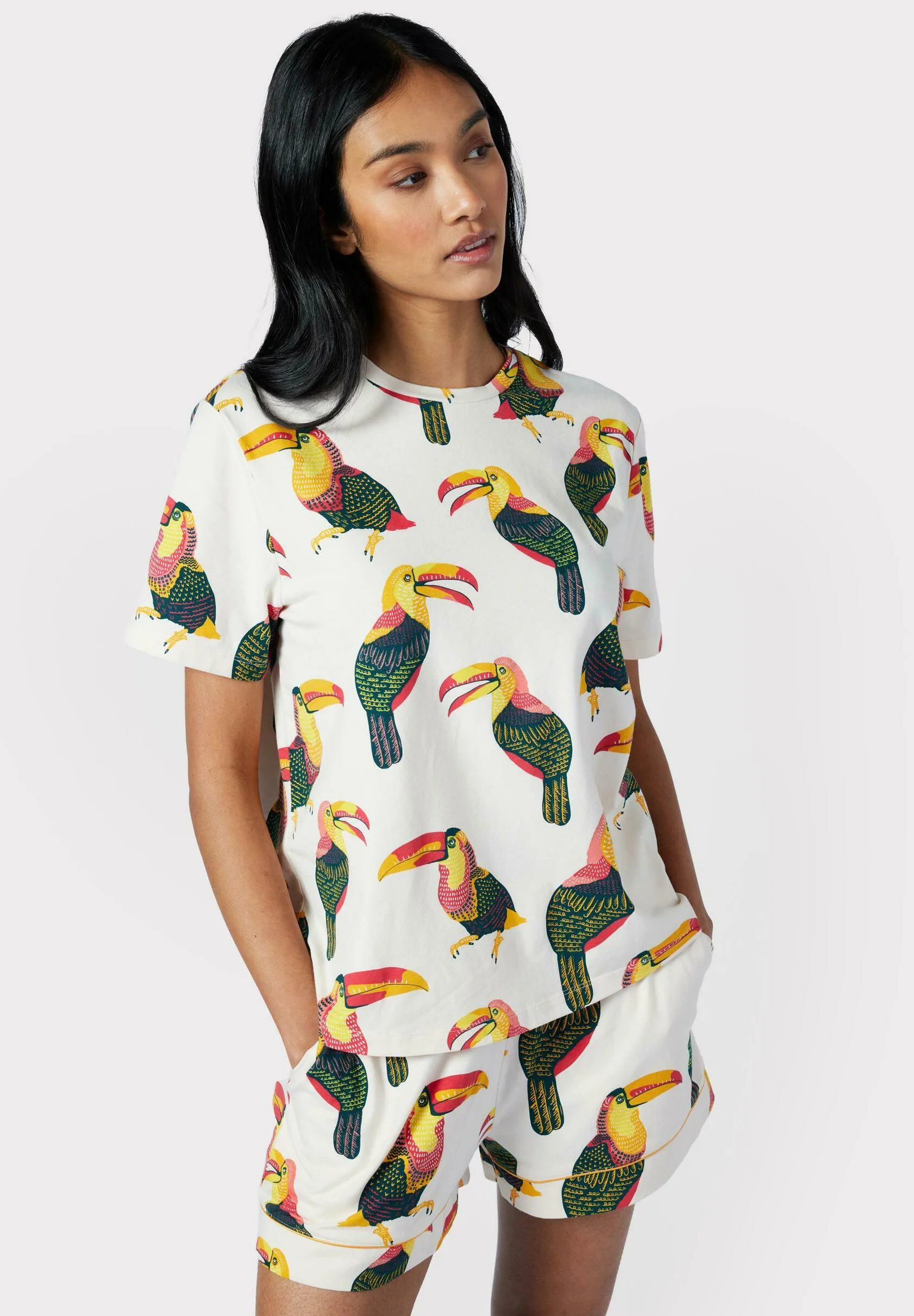 Conjunto de pijama con estampado de tucán de Chelsea Peers