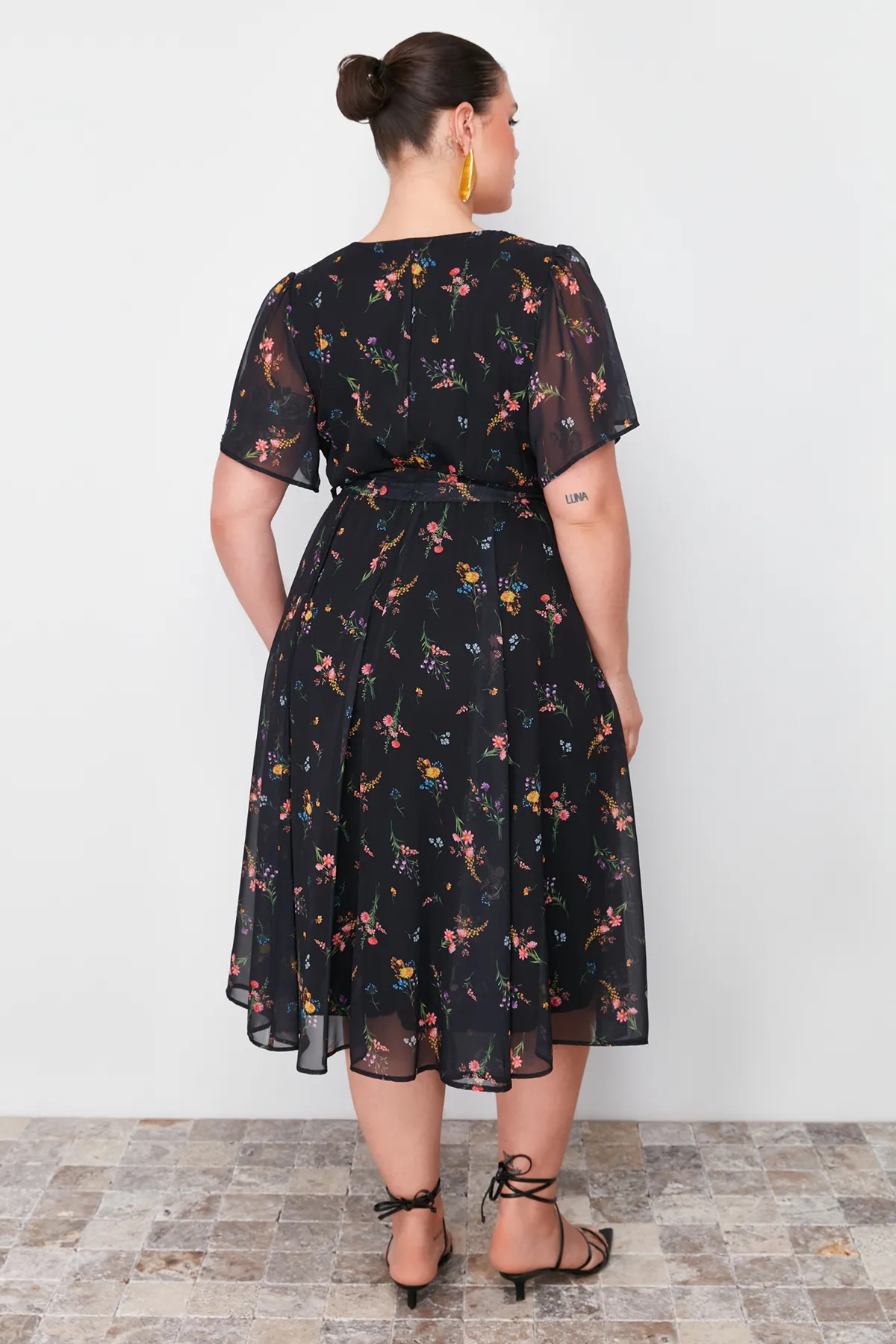 Trendyol Curve  Mehrfarbiges, zweireihiges Chiffon-Gewebekleid mit Blumendruck TBBSS24AH00154