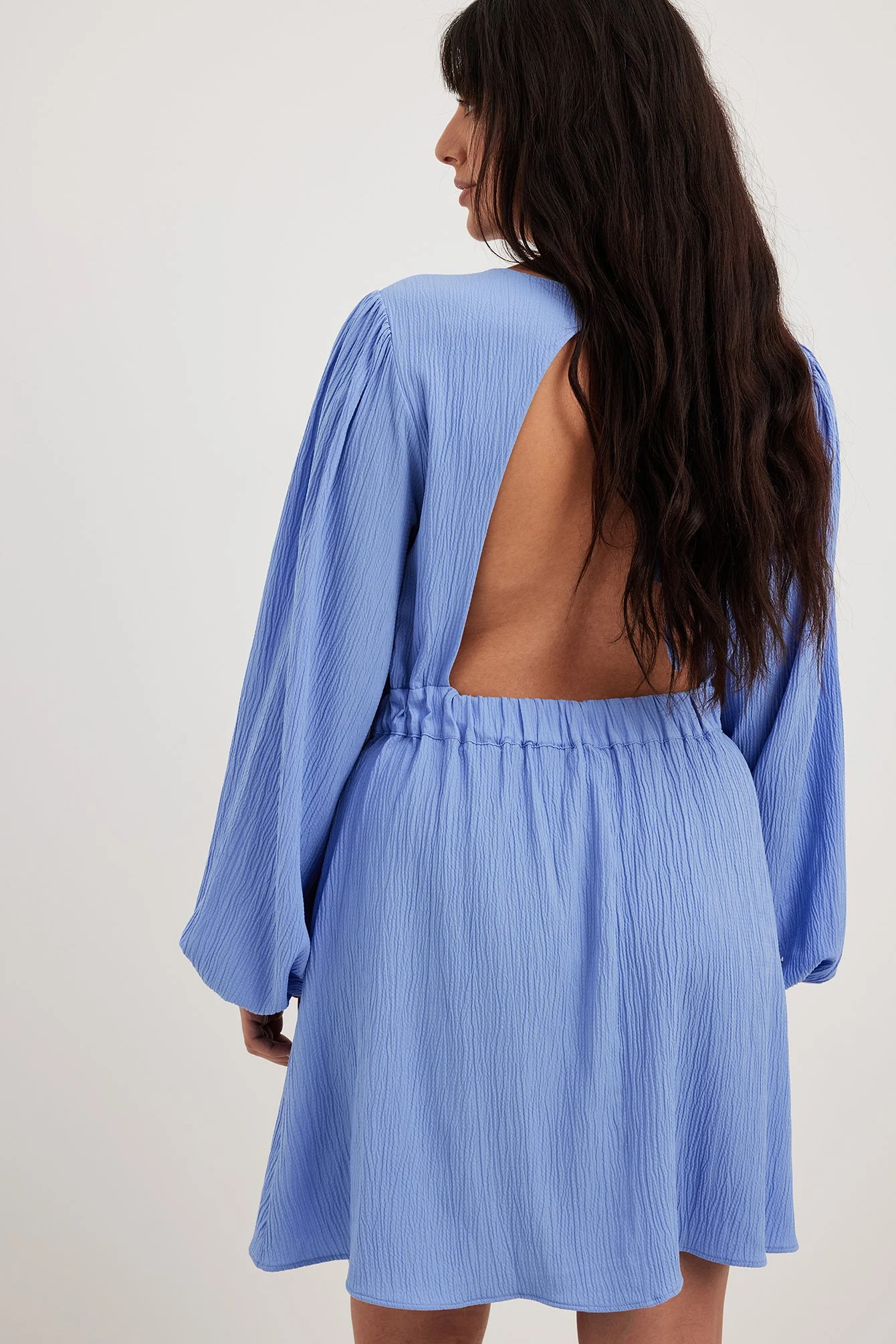 Strukturiertes Minikleid mit offenem Rücken