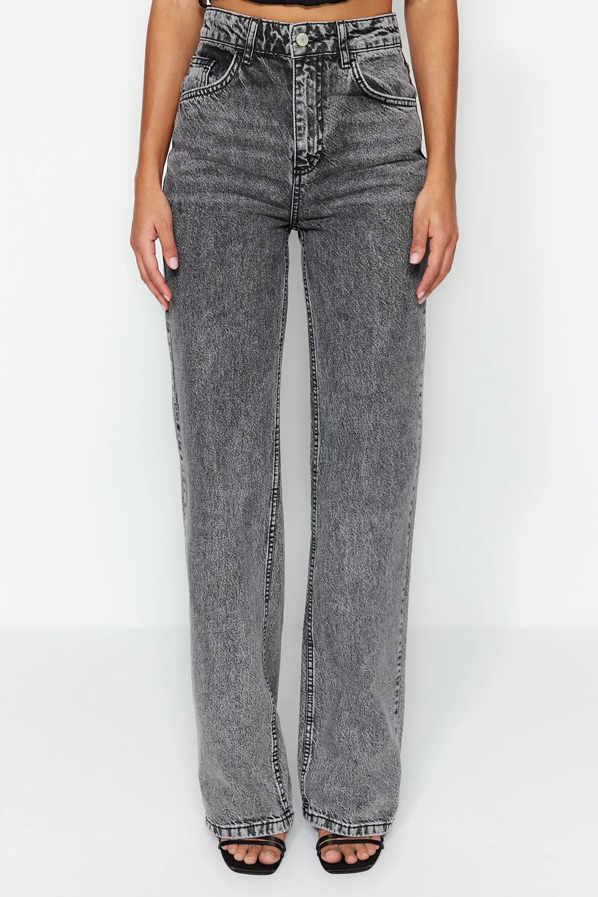Trendyol Collection  Graue Jeans mit hoher Taille und weitem Bein TWOSS23JE00106