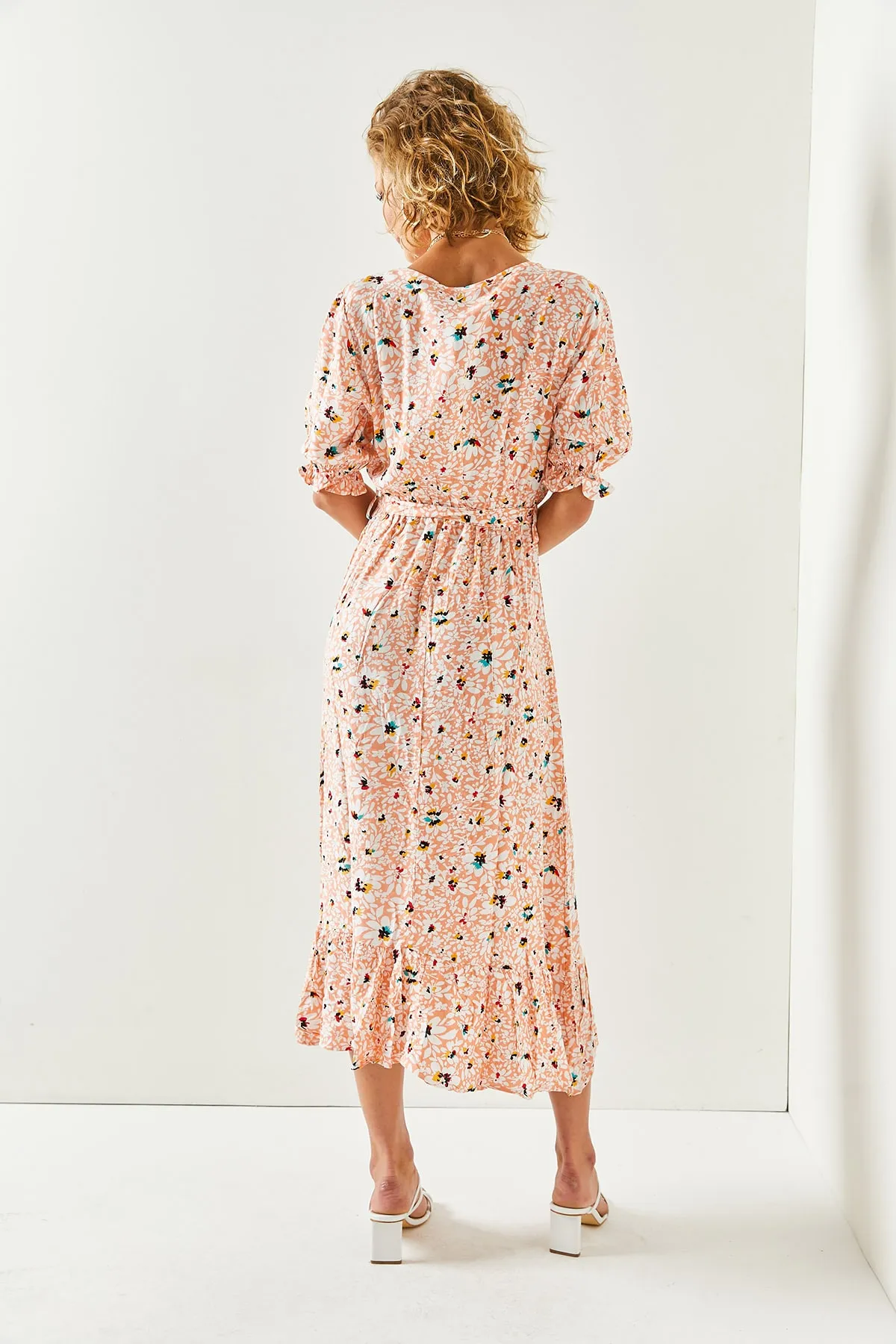 Olalook  Lachsweißes Damenkleid aus gewebter Viskose mit Knöpfen und Gürtelärmeln ELB-19001524