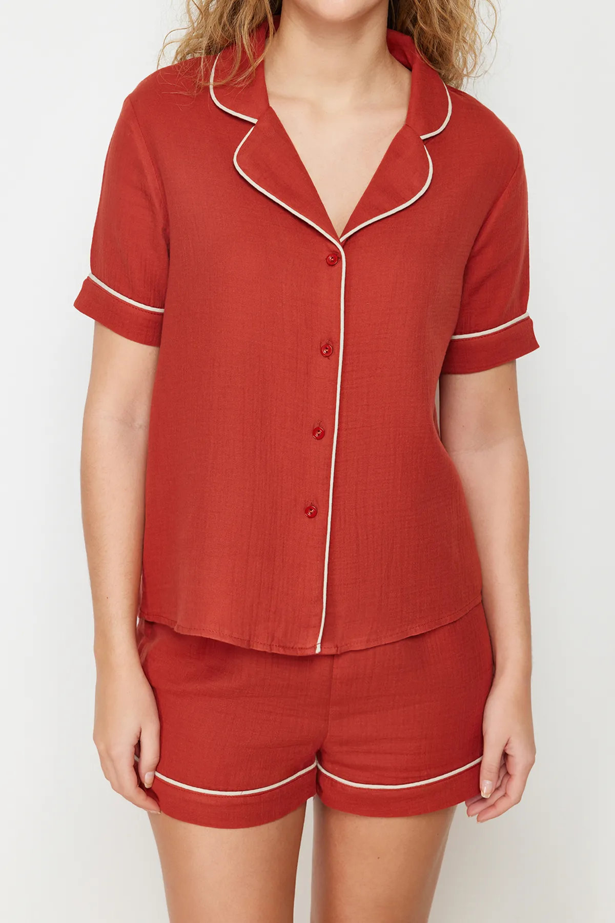 Trendyol Collection  Pyjama-Set aus gewebtem Musselin mit Zimtpaspeln THMSS24PT00137