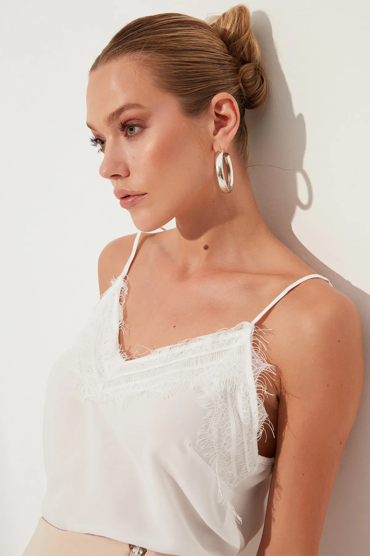 Trendyol Collection  Ecrufarbene, gewebte Spitzen-Trägerbluse mit detaillierten Details TWOSS19BB0208