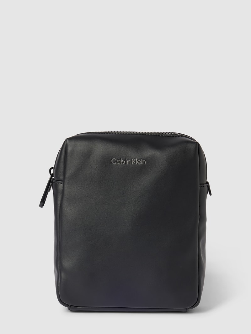 Umhängetasche mit Label-Detail Modell 'REPORTER' in schwarz