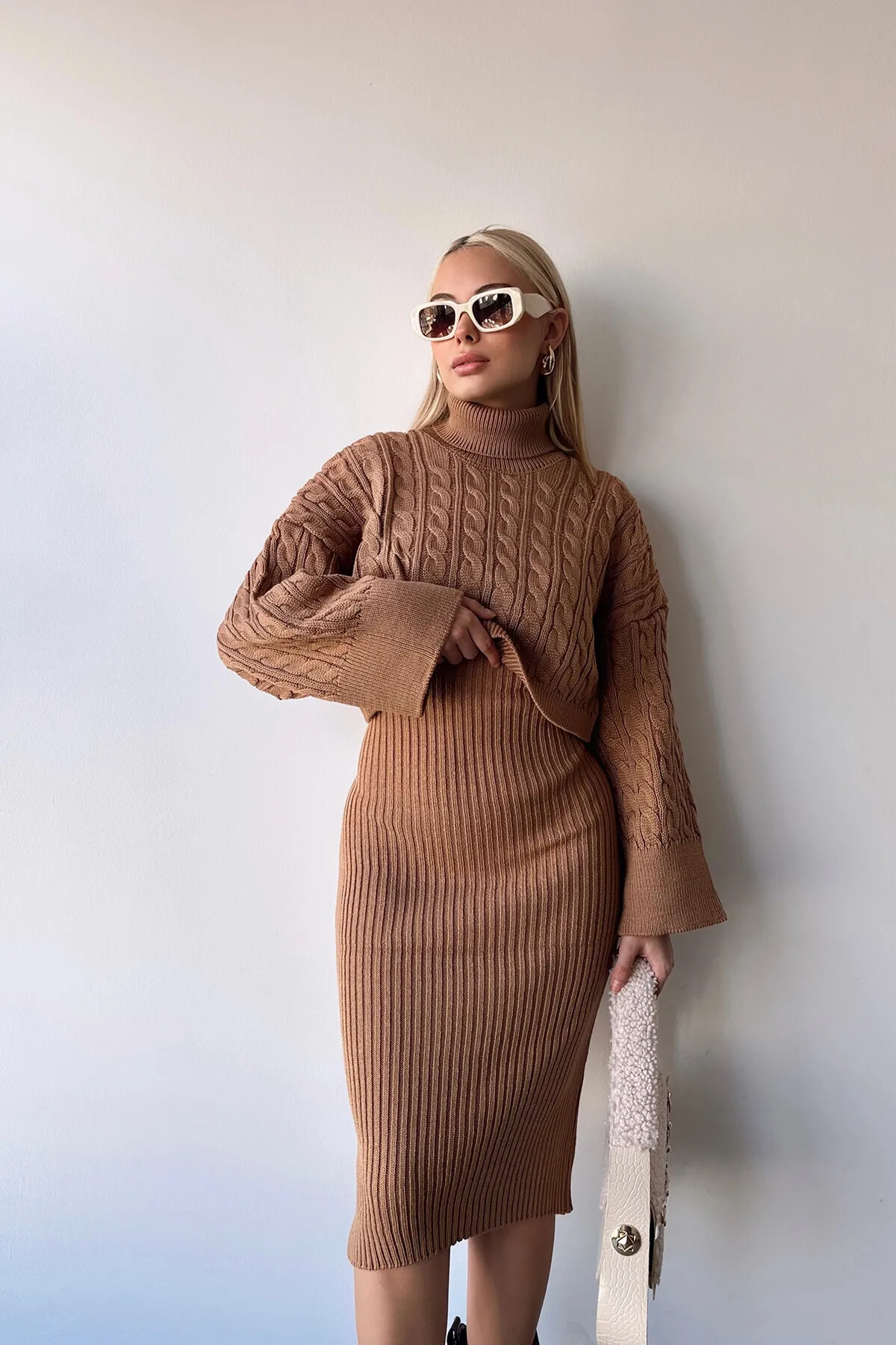 ZF BUTİK  Set aus schwarzem Rollkragenpullover mit gestricktem Motiv und Strickkleid