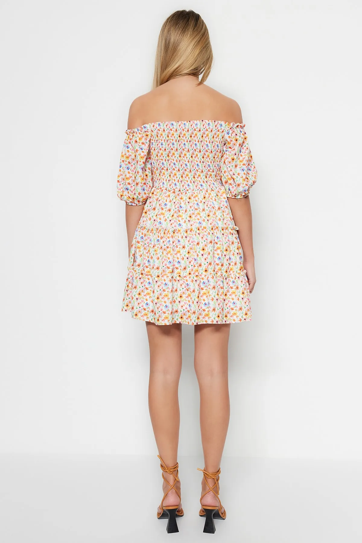 Trendyol Collection  Mehrfarbiges, gewebtes, gewebtes Minikleid mit Rüschen und Blumenmuster an der Taille TWOSS21EL3292