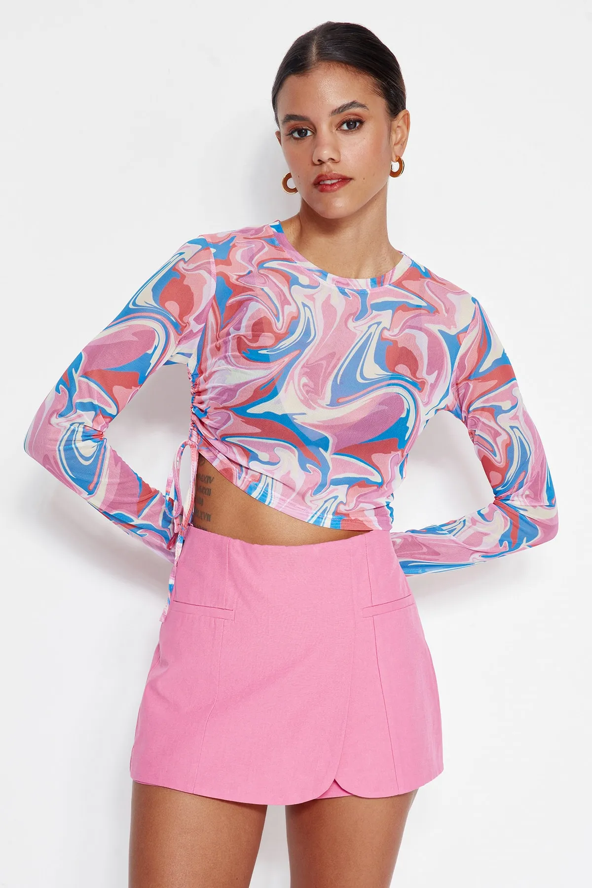 Trendyol Collection  Mehrfarbig bedruckte, geraffte, detaillierte Basic-Crop-Strickbluse mit Rundhalsausschnitt und flexiblem Tüll TWOSS23BZ00687