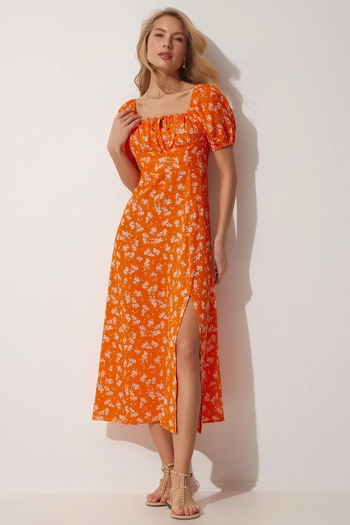 Happiness İstanbul  Orangefarbenes Damen-Sommerkleid aus Viskose mit Carmenkragen und Blumenmuster DD01209