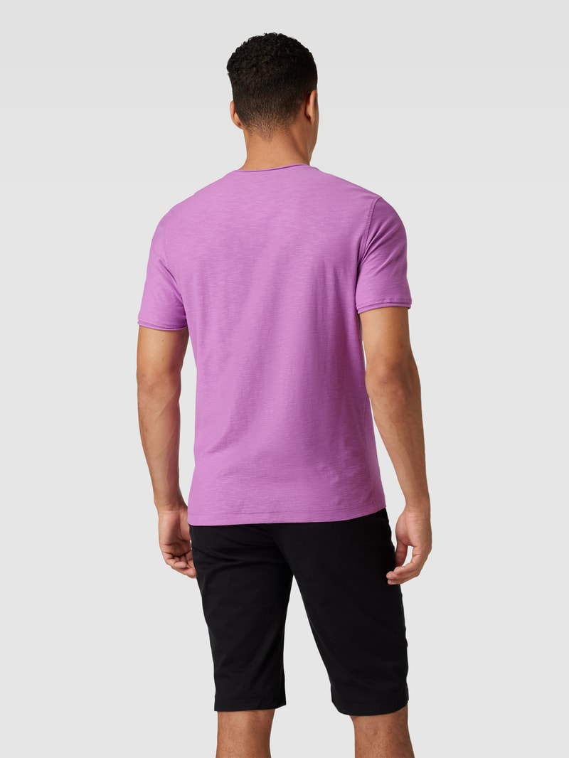Regular Fit T-Shirt aus Baumwolle mit V-Ausschnitt in fuchsia