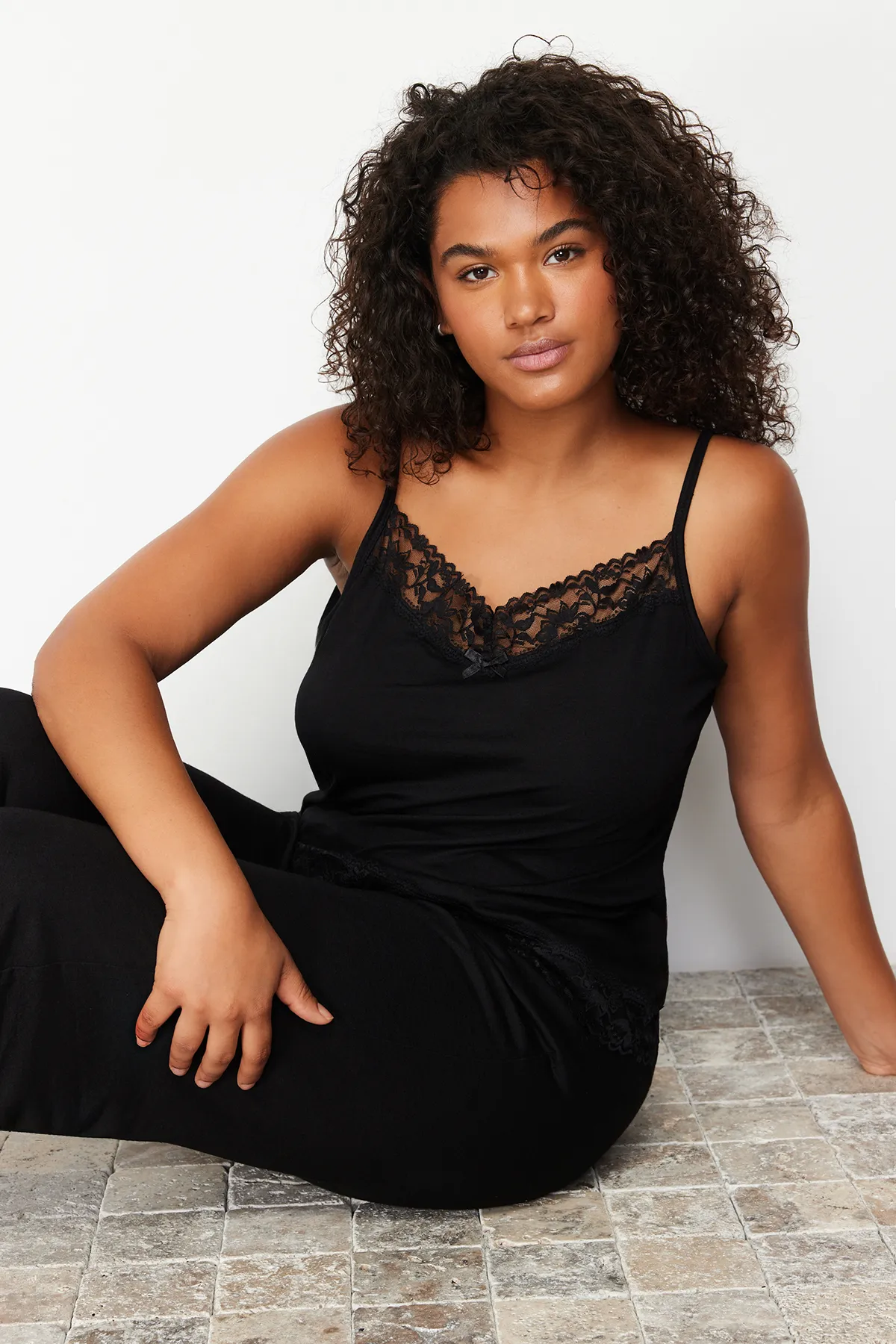 Trendyol Curve  Schwarzes, detailliertes Strickpyjama-Set mit Spitze TBSSS24AI00000