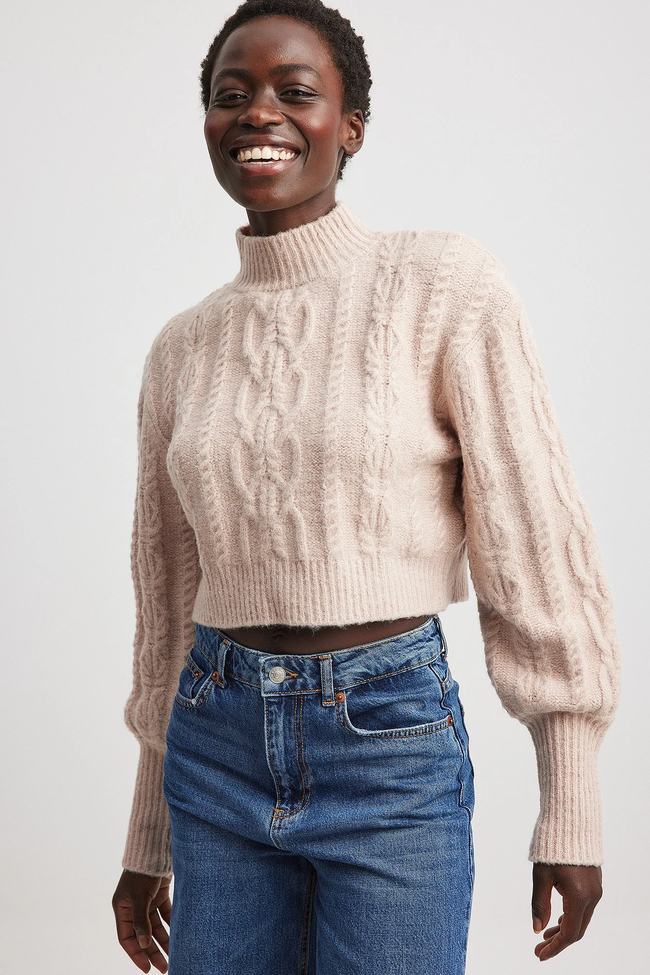 Kurzer Strickpullover mit Zopfmuster