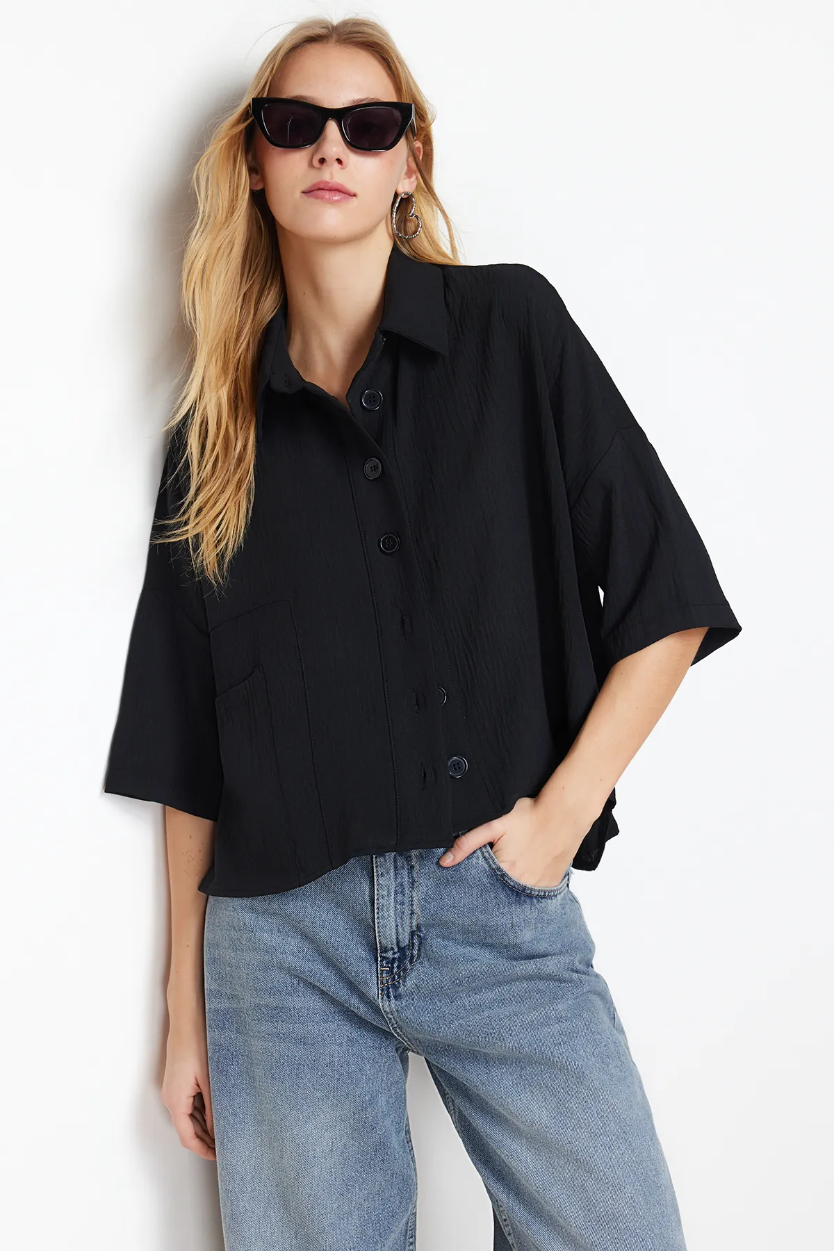 Trendyol Collection  Übergroßes schwarzes Hemd mit Fakirärmeln – weite Passform, gewebt, TWOSS20GO0381