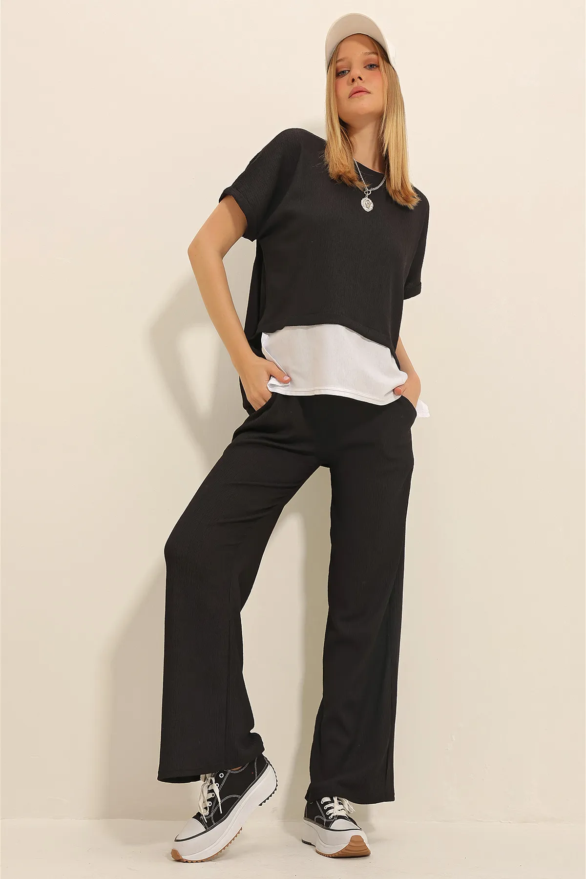 Trend Alaçatı Stili  Schwarzer Damen-Anzug mit Rundhalsausschnitt, verzierter Bluse und Palazzo-Hose, doppelter Crinkle-Anzug ALC-X11340