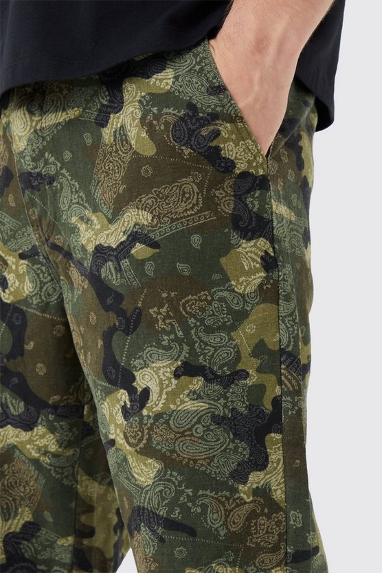 Tall gerade Camouflage Cargohose mit Bandana-Print