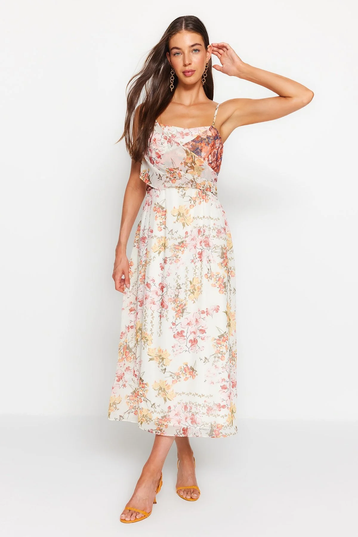 Trendyol Collection  Ecrufarbenes, floral gemustertes Skater-Maxikleid mit Gürtelöffnung und gefüttertem Webmuster TWOSS23EL02421