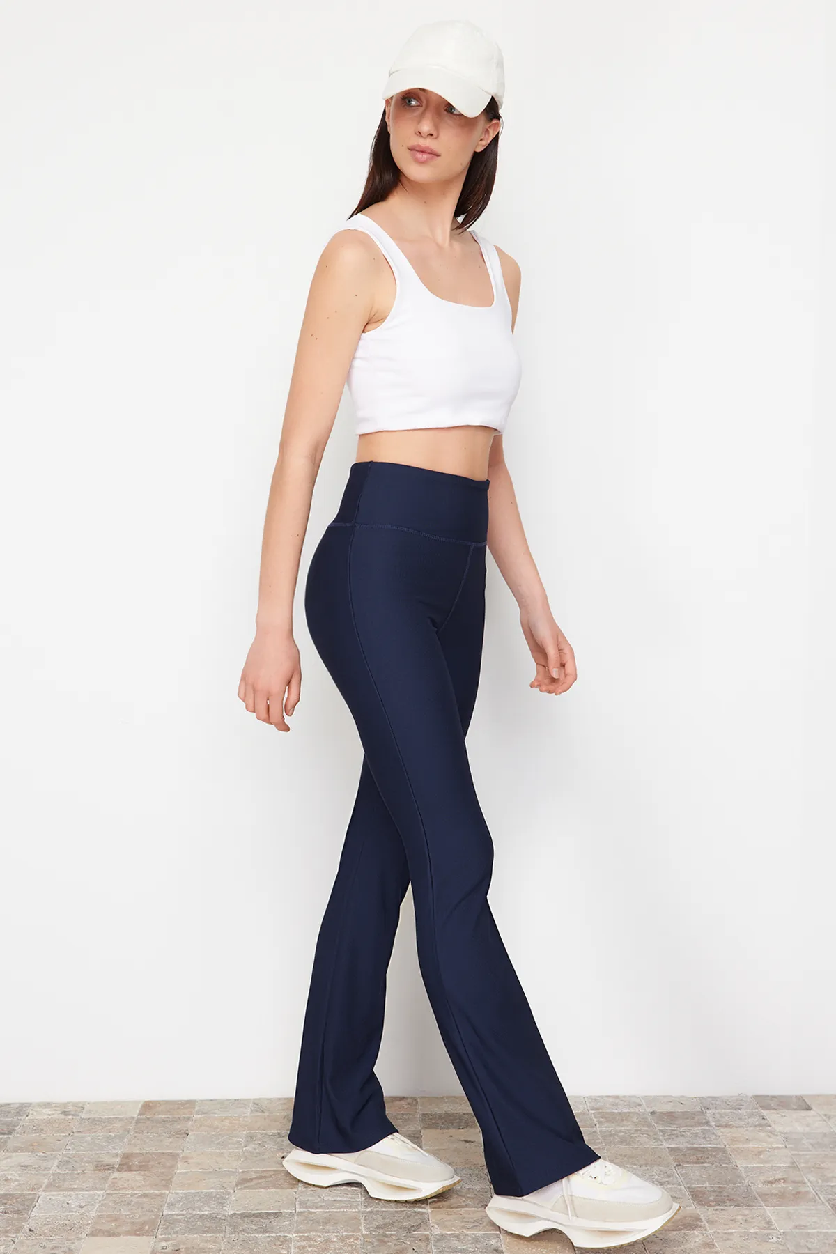 Trendyol Collection  Dunkelmarineblaue gerippte Yoga-Strick-Sportstrumpfhose mit spanischem Bein TWOAW23TY00011