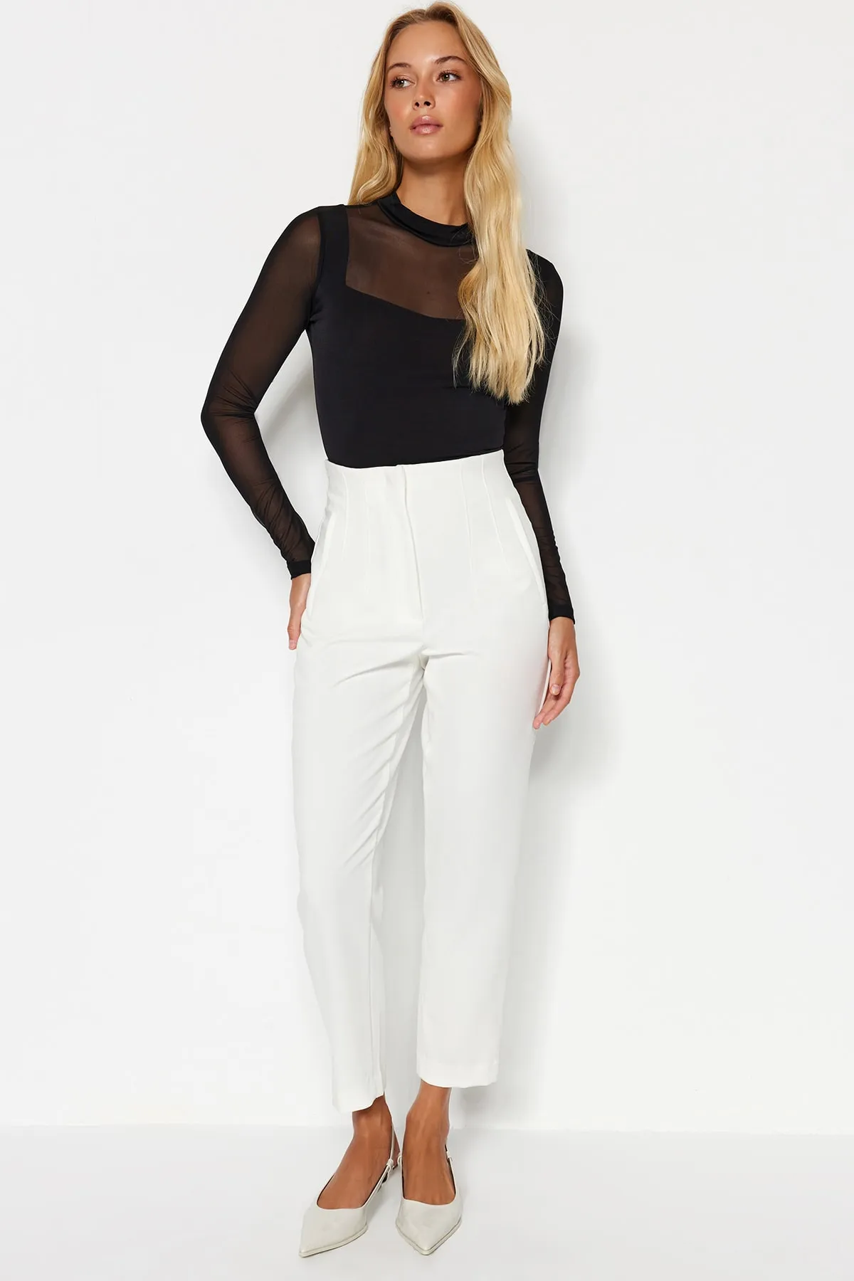 Trendyol Collection  Schwarzer schmaler, langärmliger Stretch-Strickbody mit Druckknopfverschluss und Tülldetail TWOAW24BD00049
