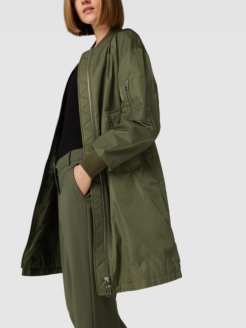 Jacke mit seitlichen Eingrifftaschen in olivgrün