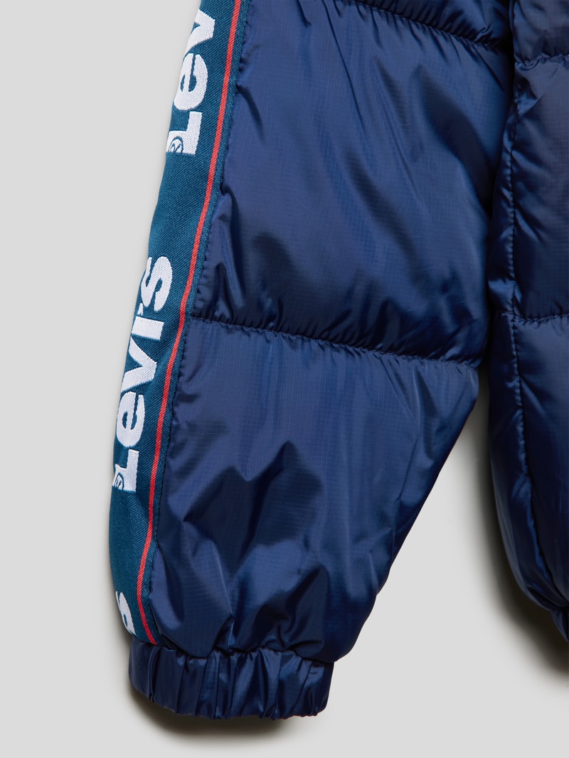 Steppjacke mit Label-Details in marineblau