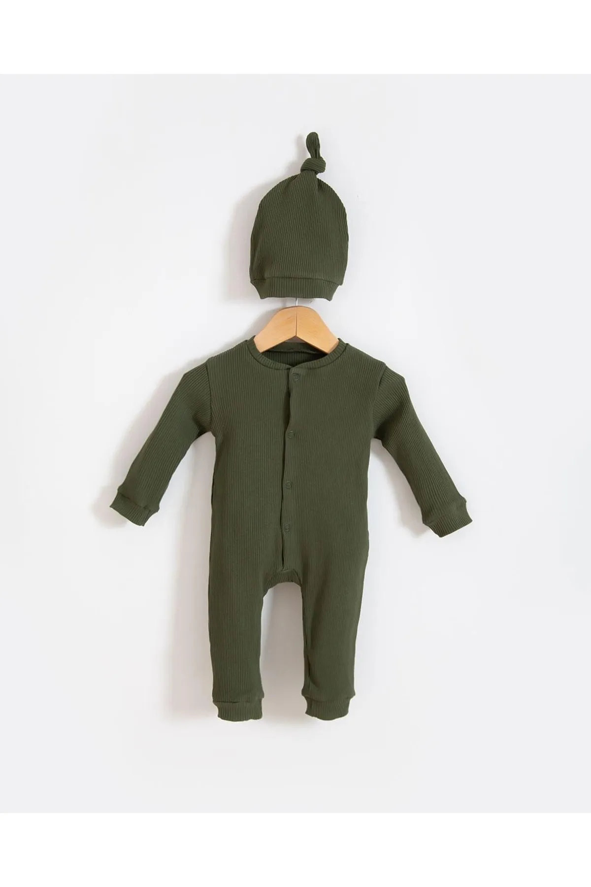 Bubito  Baby-Strampler aus gerippter gekämmter Baumwolle mit stylischer Mütze