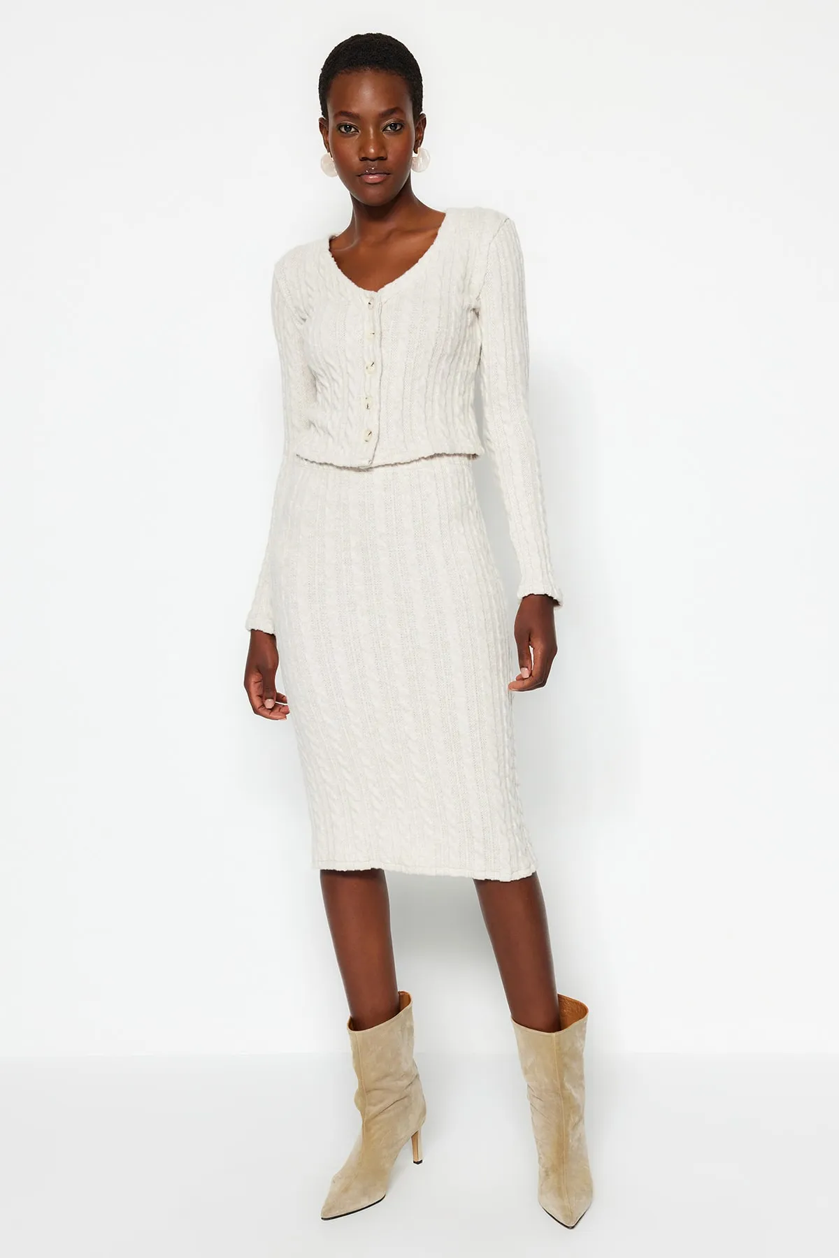 Trendyol Collection  Zweiteiliges Strickset mit V-Ausschnitt, Crop-Top und Midi-Cardigan mit Knopfleiste und Rock aus Stein TWOAW24AU00108