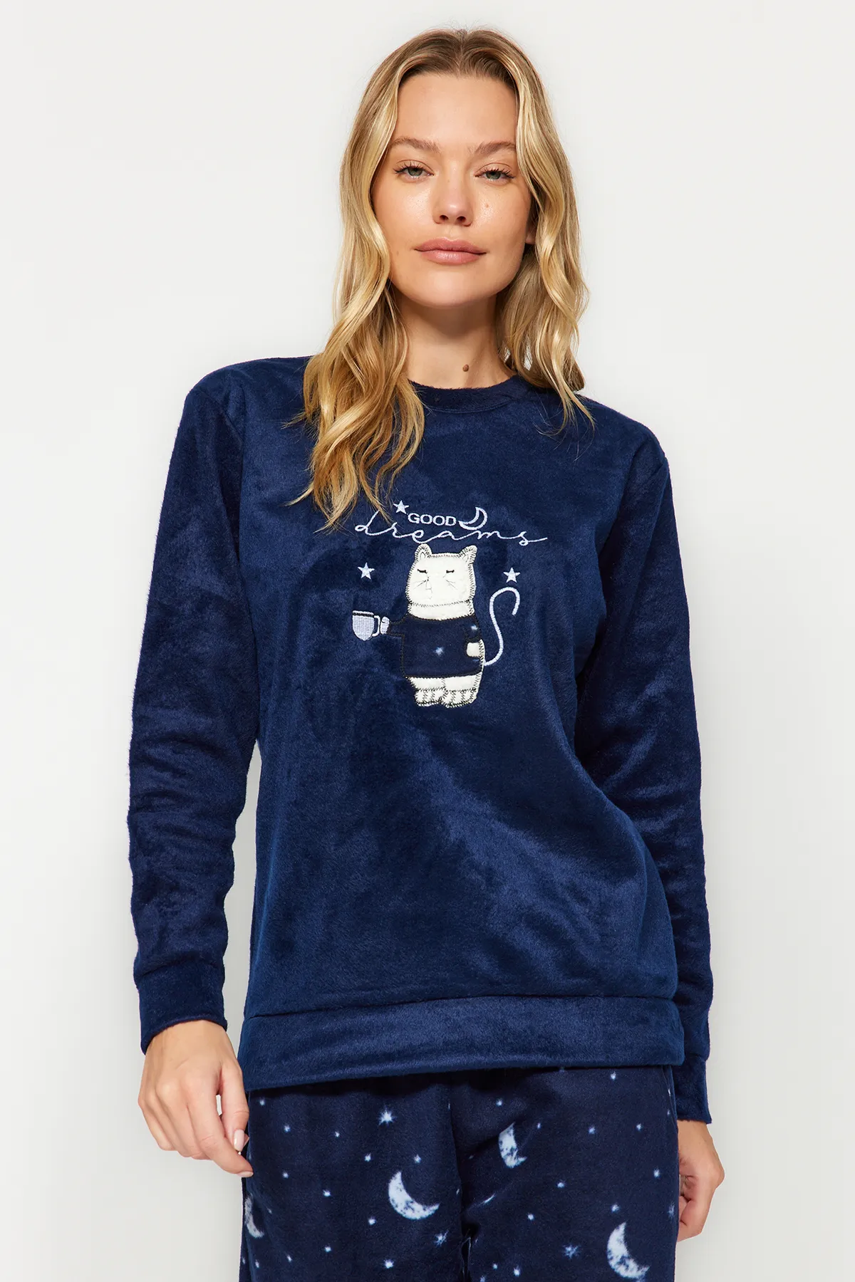 Trendyol Collection  Marineblaues Pyjama-Set aus T-Shirt und Hose aus Samt mit Katzen-Print THMAW24PT00169