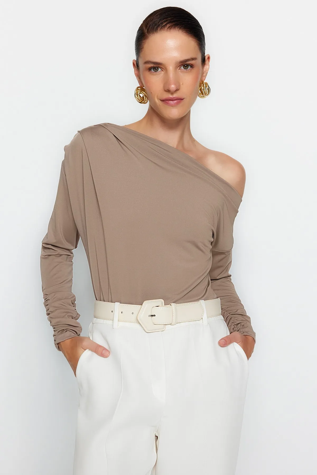 Trendyol Collection  Fließende, dehnbare Strickbluse mit asymmetrischem Kragen in Nerzfarben TWOAW21BZ1383